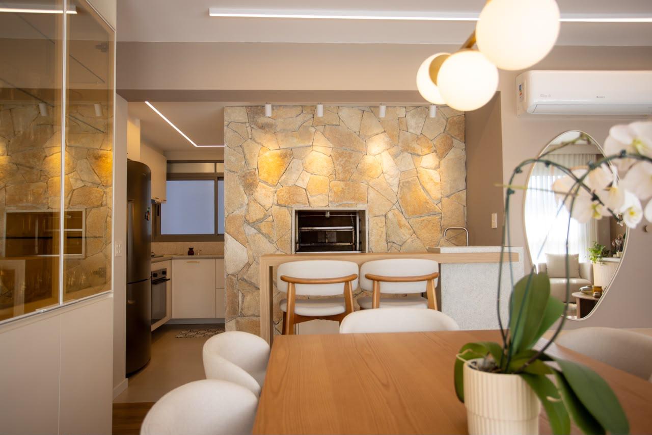 Área gourmet com revestimento em pedra realizada pela MEWA Engenharia